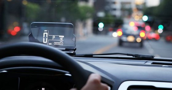 7 lý do nên mua thiết bị hiển thị thông tin trên kính lái ô tô HUD